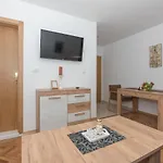 Royal M&m Apartman *